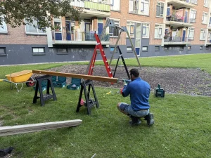 Inlijmen ankers (draadeinden) in paal schommel