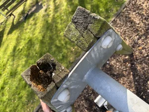 Paal schommel aan de kopse kant rot